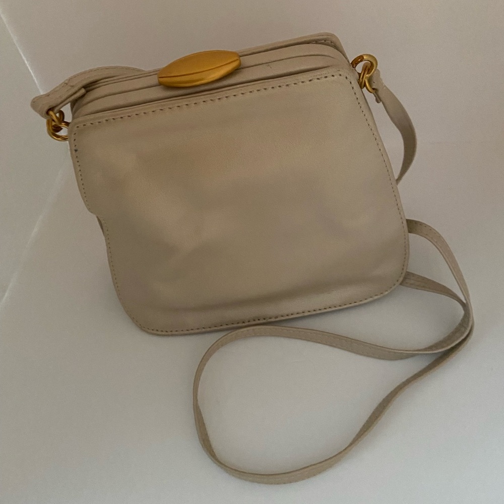 Liz Claiborne Leather Co Cream Snap Crossbody Purse With Hold Tone Accents